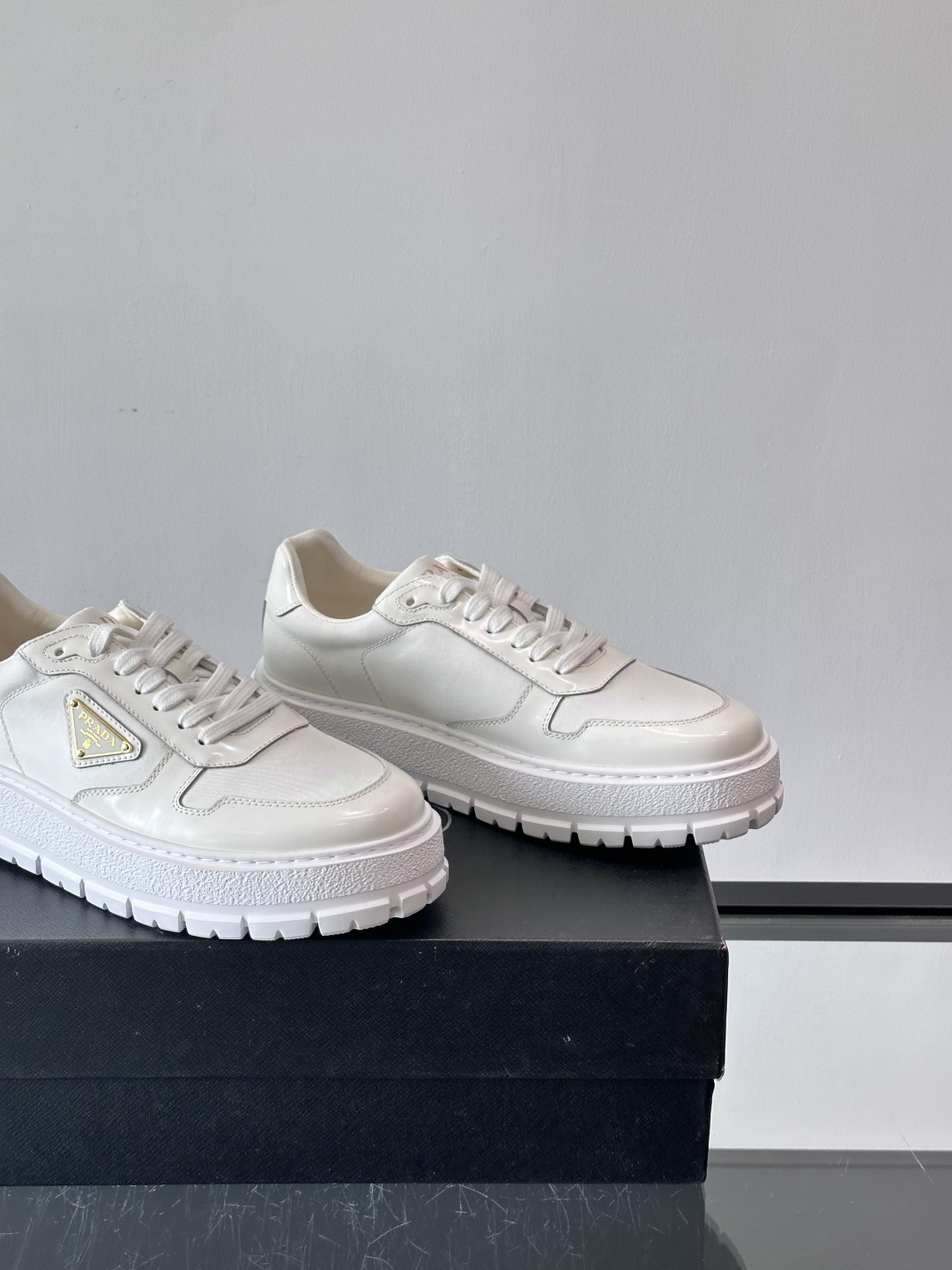 Prad*普拉达新品男士高端运动鞋，这款运动鞋休闲百搭，选用头层牛皮拼布面打造，轻质发泡大底，脚感非常舒