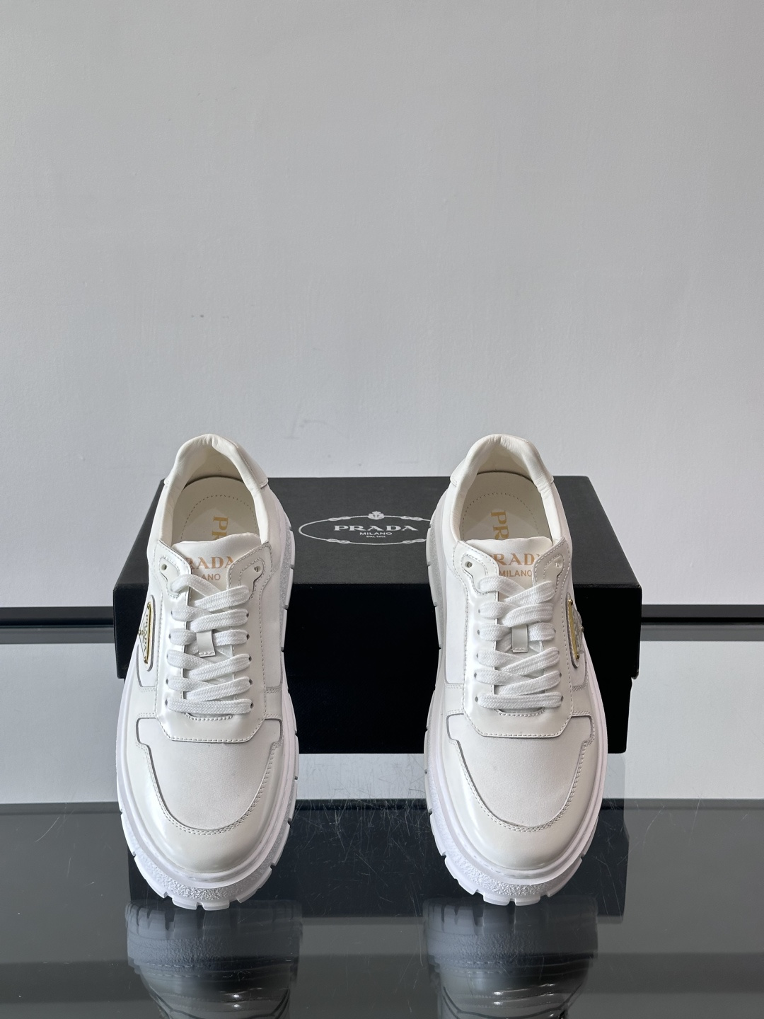 Prad*普拉达新品男士高端运动鞋，这款运动鞋休闲百搭，选用头层牛皮拼布面打造，轻质发泡大底，脚感非常舒