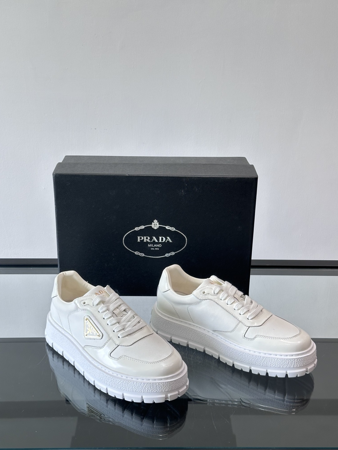 Prad*普拉达新品男士高端运动鞋，这款运动鞋休闲百搭，选用头层牛皮拼布面打造，轻质发泡大底，脚感非常舒