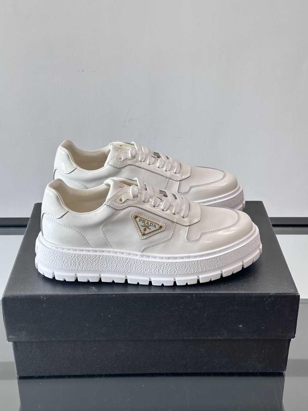 Prad*普拉达新品男士高端运动鞋，这款运动鞋休闲百搭，选用头层牛皮拼布面打造，轻质发泡大底，脚感非常舒