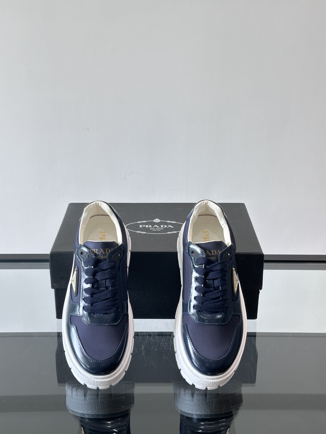 Prad*普拉达新品男士高端运动鞋，这款运动鞋休闲百搭，选用头层牛皮拼布面打造，轻质发泡大底，脚感非常舒