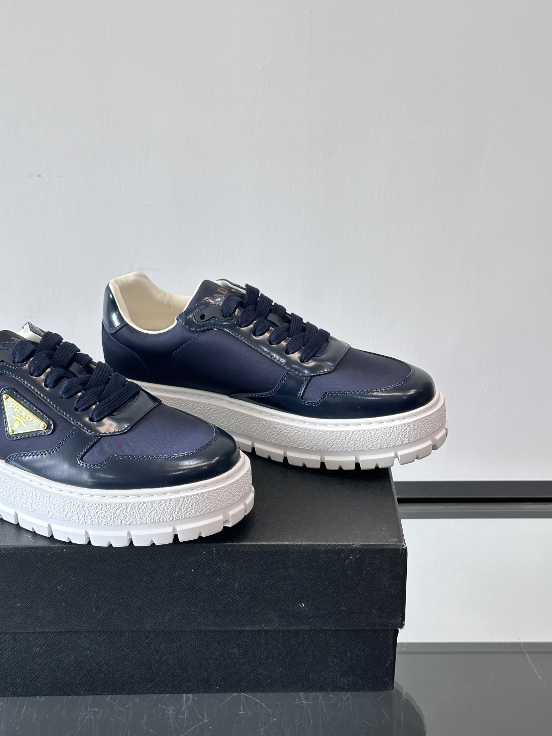 Prad*普拉达新品男士高端运动鞋，这款运动鞋休闲百搭，选用头层牛皮拼布面打造，轻质发泡大底，脚感非常舒