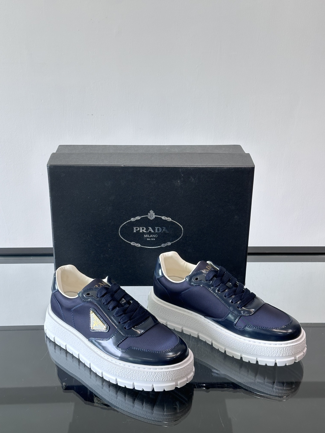 Prad*普拉达新品男士高端运动鞋，这款运动鞋休闲百搭，选用头层牛皮拼布面打造，轻质发泡大底，脚感非常舒