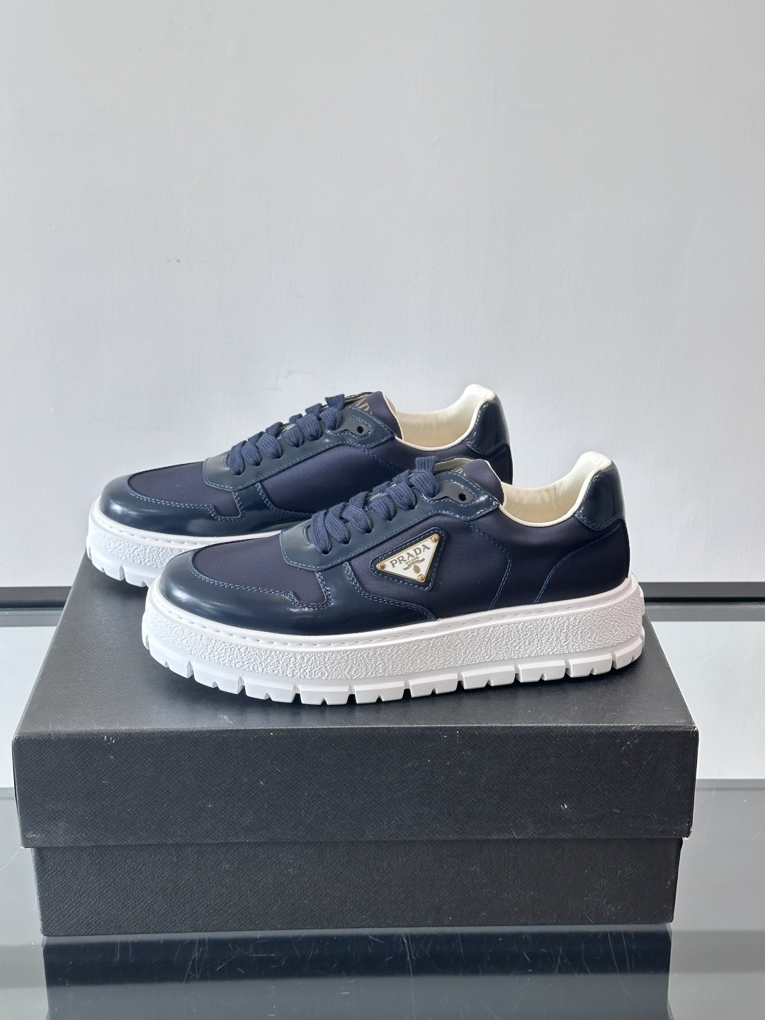 Prad*普拉达新品男士高端运动鞋，这款运动鞋休闲百搭，选用头层牛皮拼布面打造，轻质发泡大底，脚感非常舒