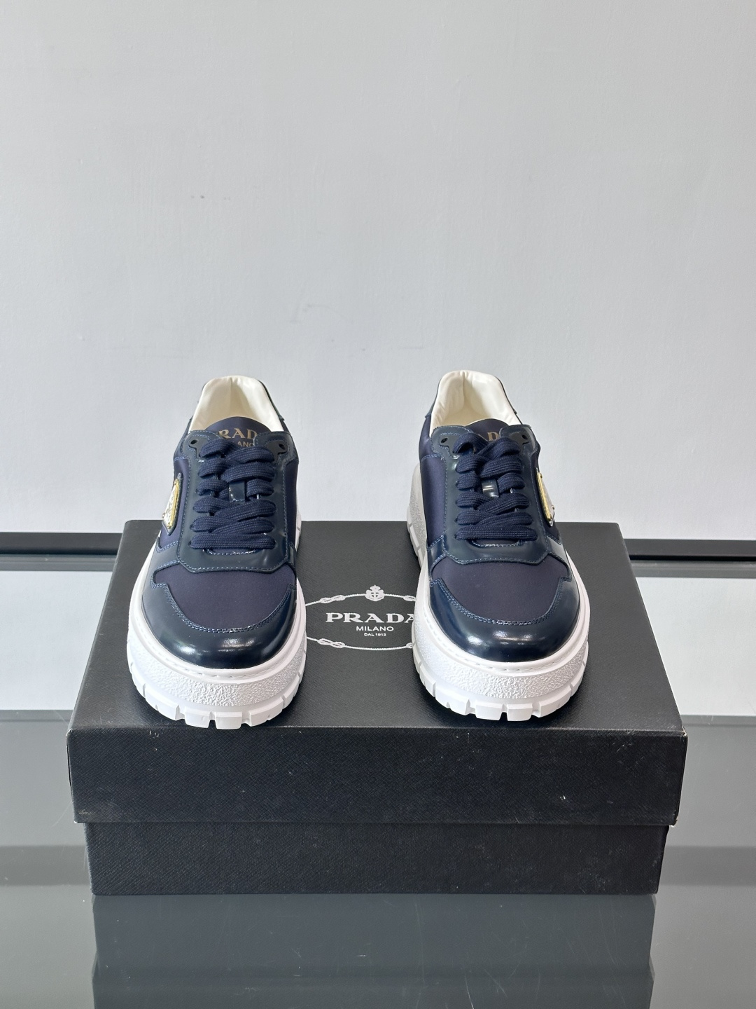 Prad*普拉达新品男士高端运动鞋，这款运动鞋休闲百搭，选用头层牛皮拼布面打造，轻质发泡大底，脚感非常舒