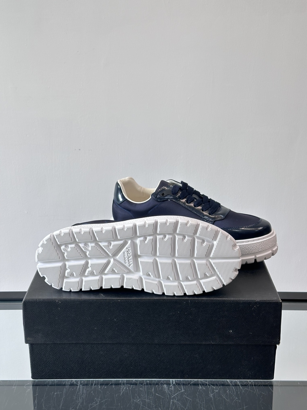 Prad*普拉达新品男士高端运动鞋，这款运动鞋休闲百搭，选用头层牛皮拼布面打造，轻质发泡大底，脚感非常舒