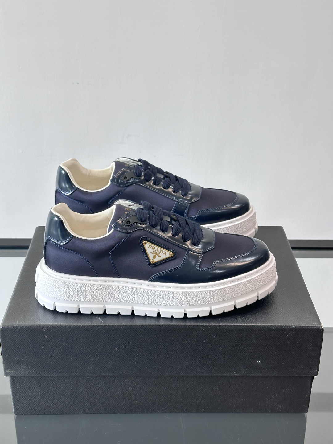 Prad*普拉达新品男士高端运动鞋，这款运动鞋休闲百搭，选用头层牛皮拼布面打造，轻质发泡大底，脚感非常舒