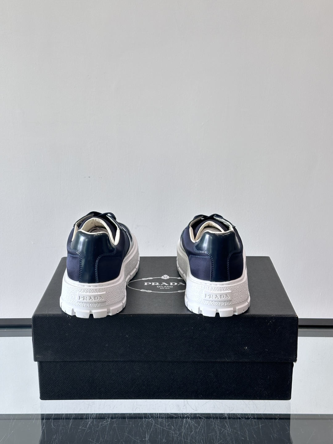 Prad*普拉达新品男士高端运动鞋，这款运动鞋休闲百搭，选用头层牛皮拼布面打造，轻质发泡大底，脚感非常舒
