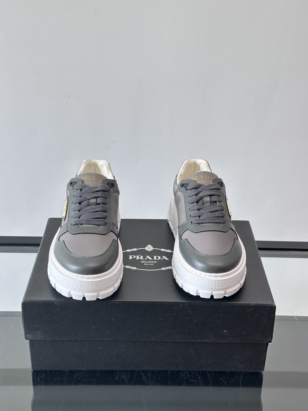 Prad*普拉达新品男士高端运动鞋，这款运动鞋休闲百搭，选用头层牛皮拼布面打造，轻质发泡大底，脚感非常舒