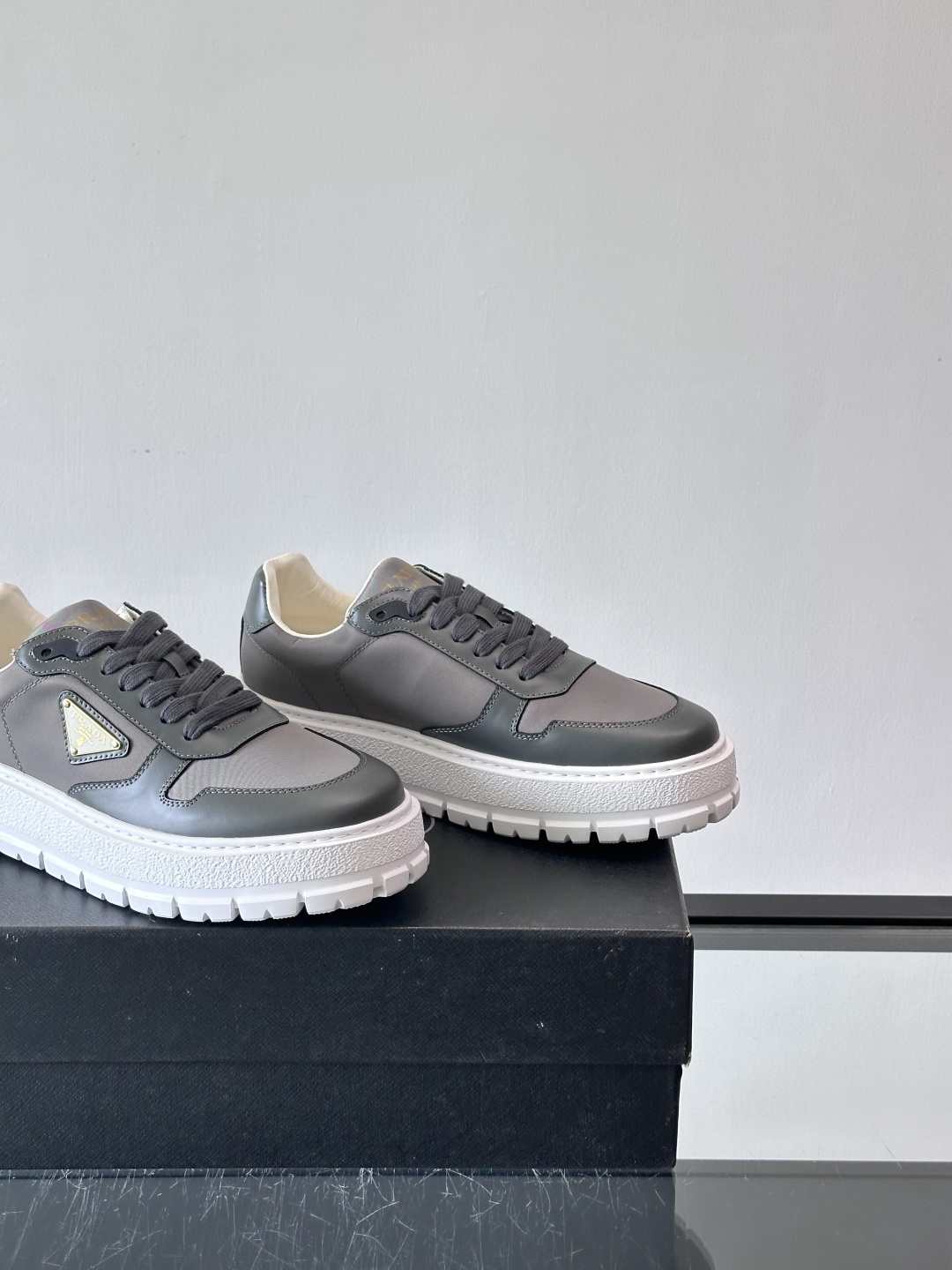 Prad*普拉达新品男士高端运动鞋，这款运动鞋休闲百搭，选用头层牛皮拼布面打造，轻质发泡大底，脚感非常舒