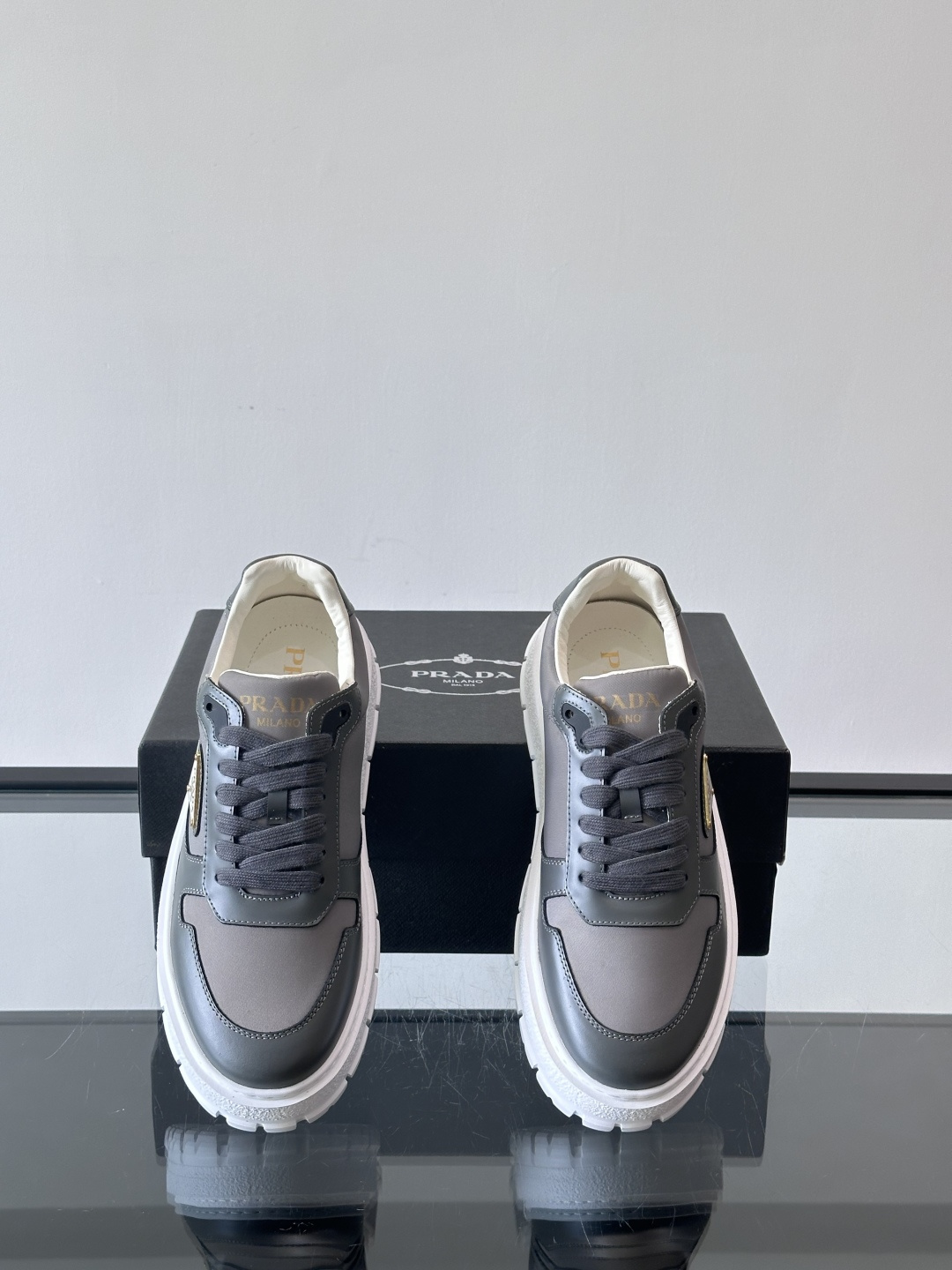 Prad*普拉达新品男士高端运动鞋，这款运动鞋休闲百搭，选用头层牛皮拼布面打造，轻质发泡大底，脚感非常舒