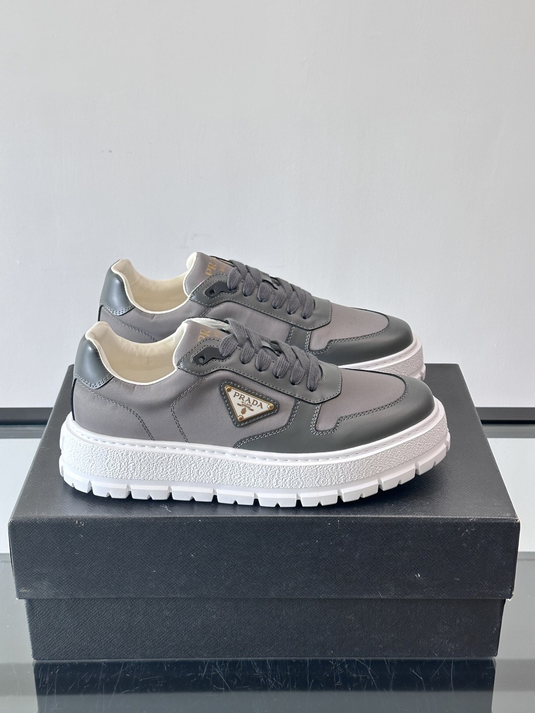Prad*普拉达新品男士高端运动鞋，这款运动鞋休闲百搭，选用头层牛皮拼布面打造，轻质发泡大底，脚感非常舒