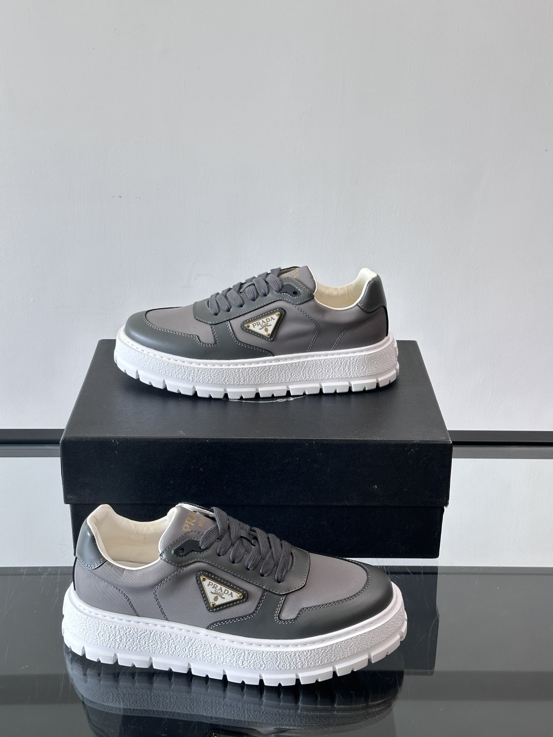 Prad*普拉达新品男士高端运动鞋，这款运动鞋休闲百搭，选用头层牛皮拼布面打造，轻质发泡大底，脚感非常舒