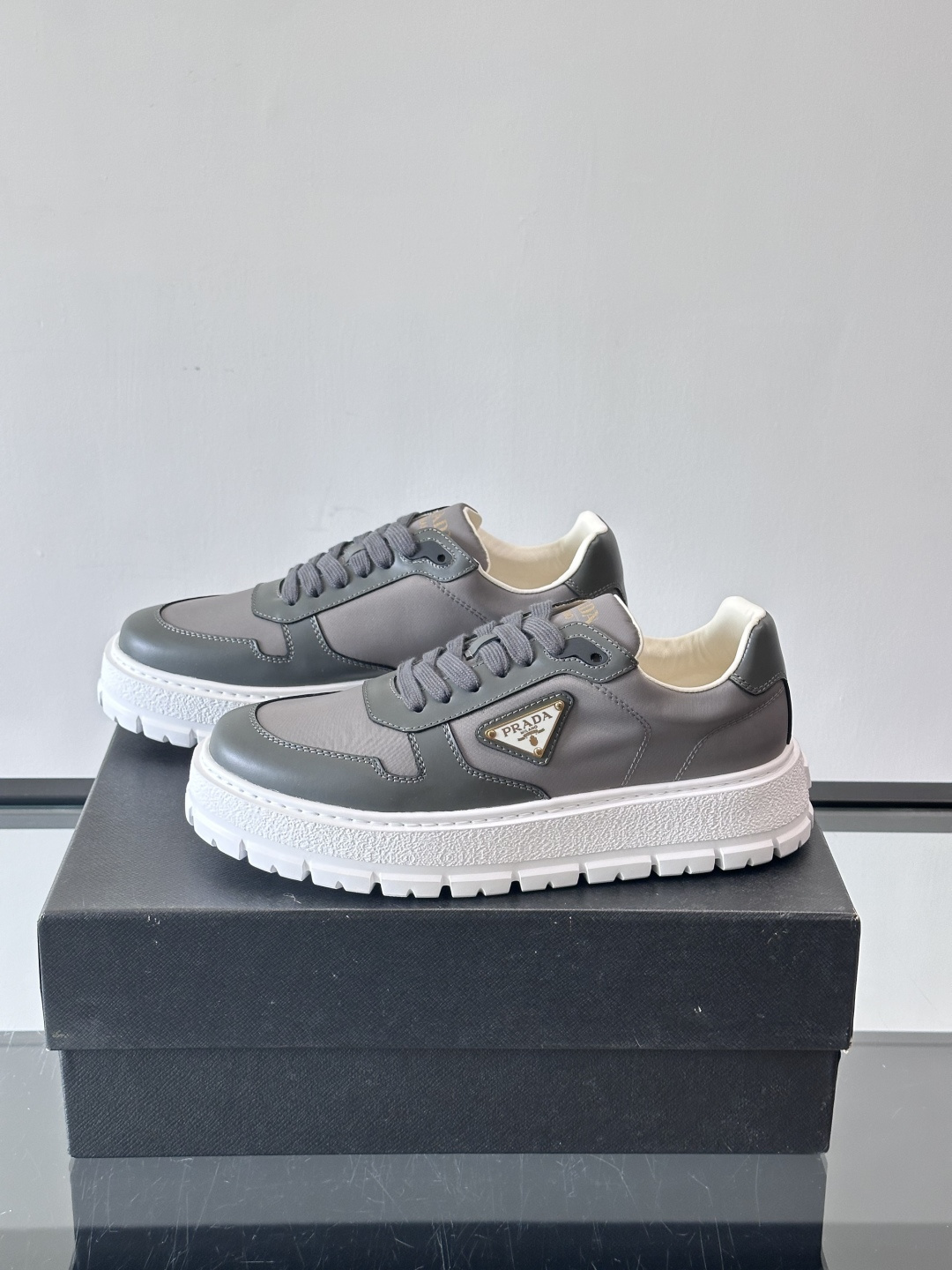 Prad*普拉达新品男士高端运动鞋，这款运动鞋休闲百搭，选用头层牛皮拼布面打造，轻质发泡大底，脚感非常舒