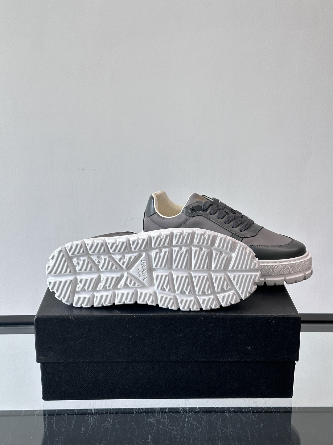 Prad*普拉达新品男士高端运动鞋，这款运动鞋休闲百搭，选用头层牛皮拼布面打造，轻质发泡大底，脚感非常舒