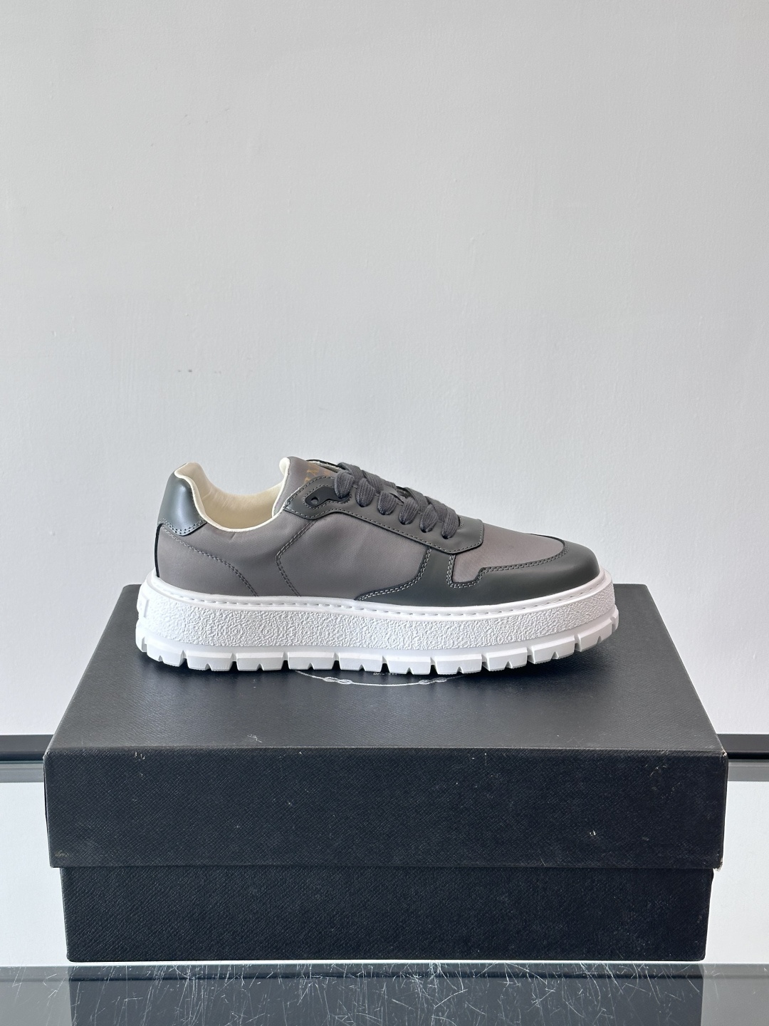 Prad*普拉达新品男士高端运动鞋，这款运动鞋休闲百搭，选用头层牛皮拼布面打造，轻质发泡大底，脚感非常舒