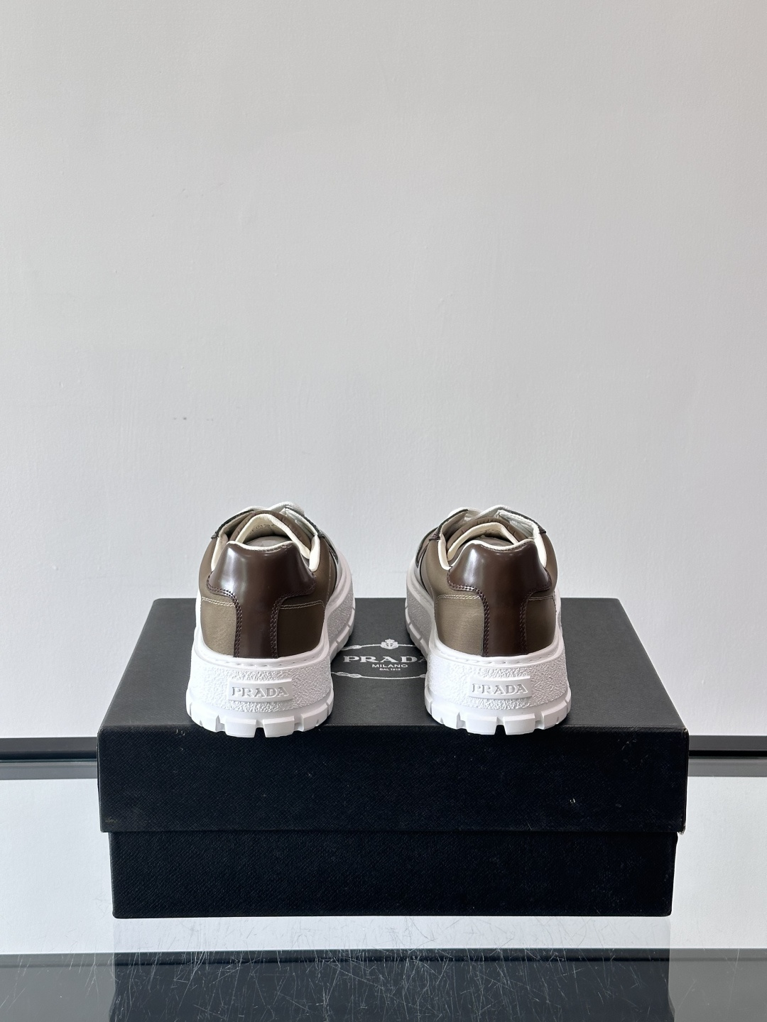 Prad*普拉达新品男士高端运动鞋，这款运动鞋休闲百搭，选用头层牛皮拼布面打造，轻质发泡大底，脚感非常舒