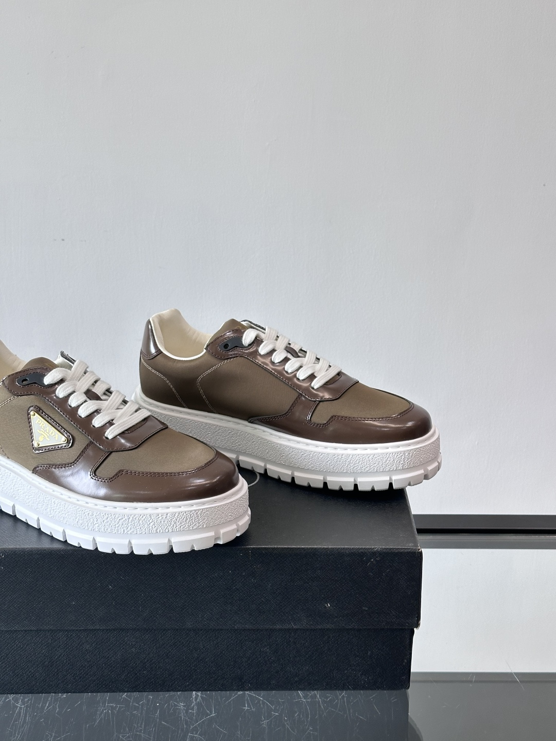 Prad*普拉达新品男士高端运动鞋，这款运动鞋休闲百搭，选用头层牛皮拼布面打造，轻质发泡大底，脚感非常舒