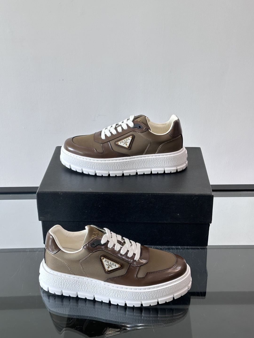 Prad*普拉达新品男士高端运动鞋，这款运动鞋休闲百搭，选用头层牛皮拼布面打造，轻质发泡大底，脚感非常舒