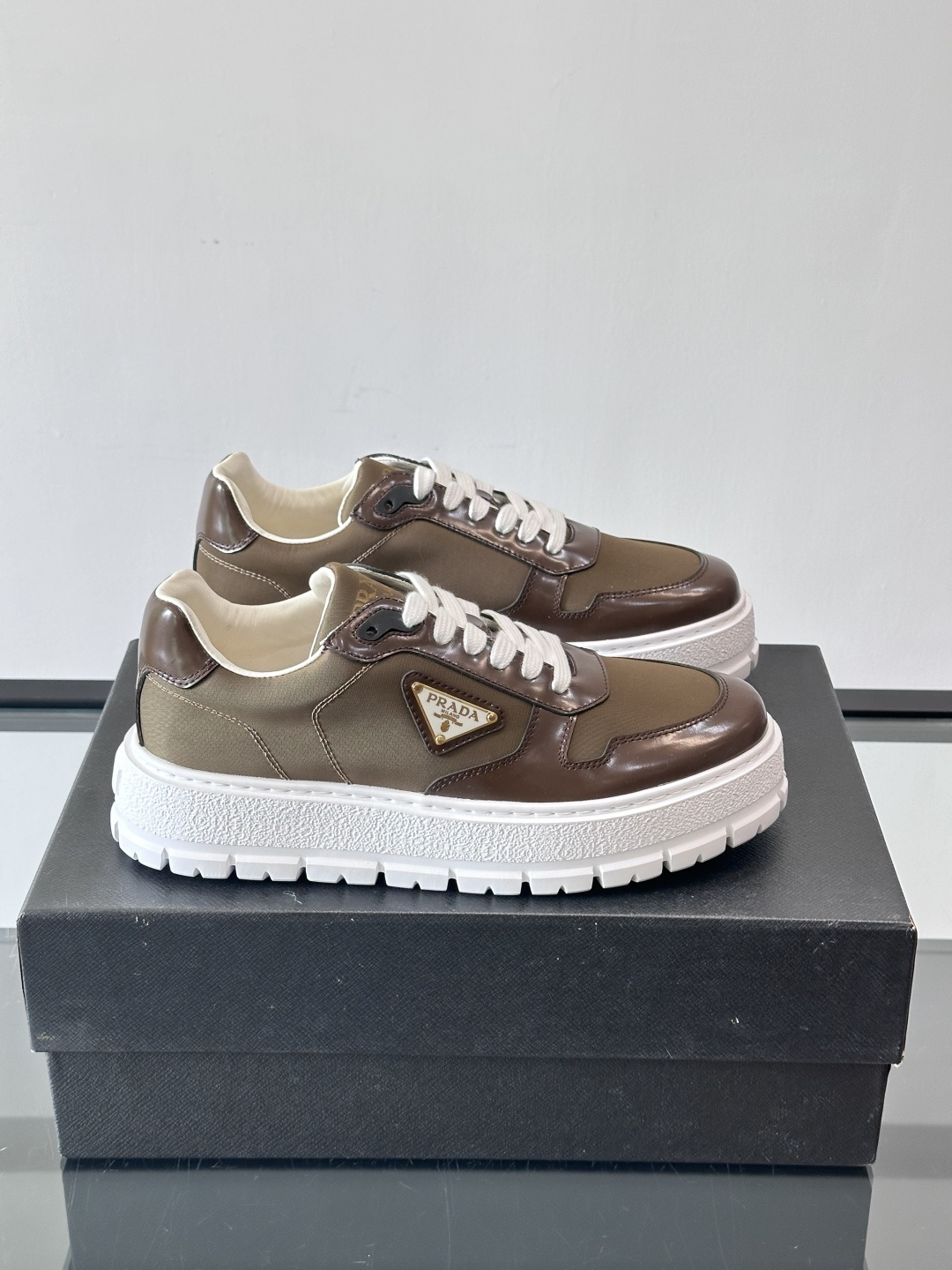 Prad*普拉达新品男士高端运动鞋，这款运动鞋休闲百搭，选用头层牛皮拼布面打造，轻质发泡大底，脚感非常舒