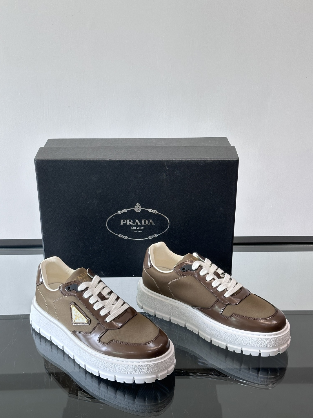 Prad*普拉达新品男士高端运动鞋，这款运动鞋休闲百搭，选用头层牛皮拼布面打造，轻质发泡大底，脚感非常舒