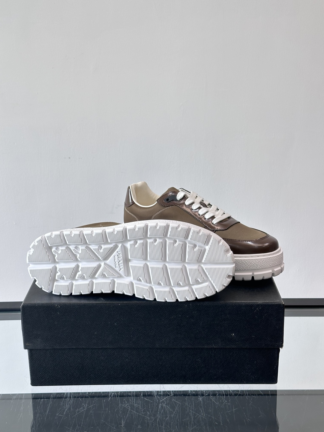 Prad*普拉达新品男士高端运动鞋，这款运动鞋休闲百搭，选用头层牛皮拼布面打造，轻质发泡大底，脚感非常舒