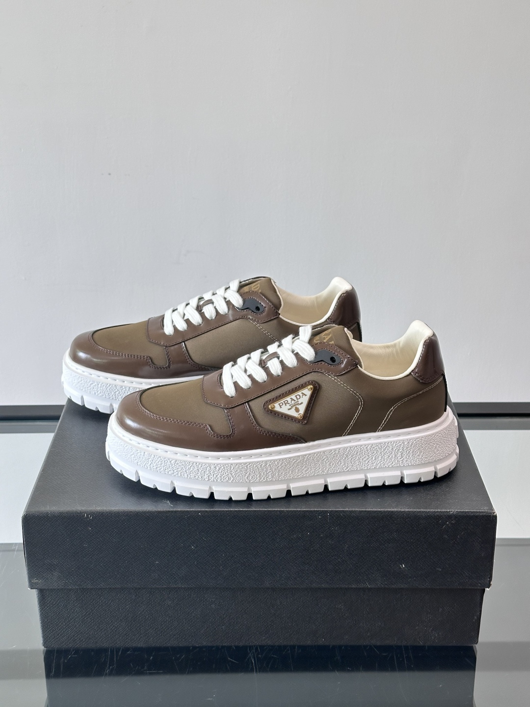 Prad*普拉达新品男士高端运动鞋，这款运动鞋休闲百搭，选用头层牛皮拼布面打造，轻质发泡大底，脚感非常舒