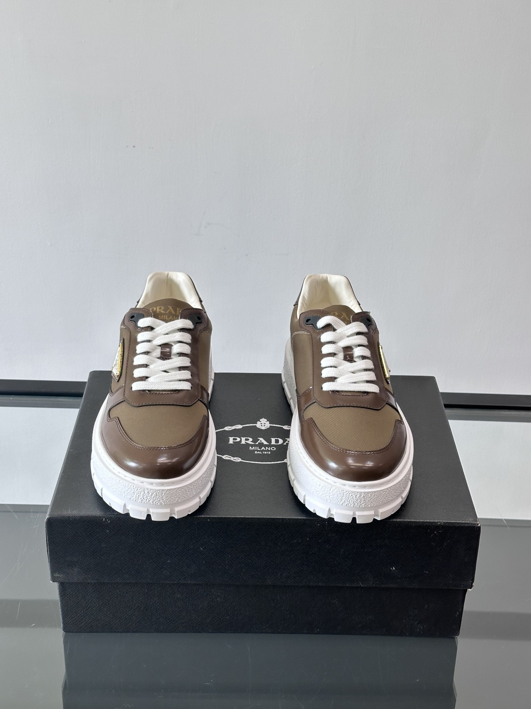 Prad*普拉达新品男士高端运动鞋，这款运动鞋休闲百搭，选用头层牛皮拼布面打造，轻质发泡大底，脚感非常舒