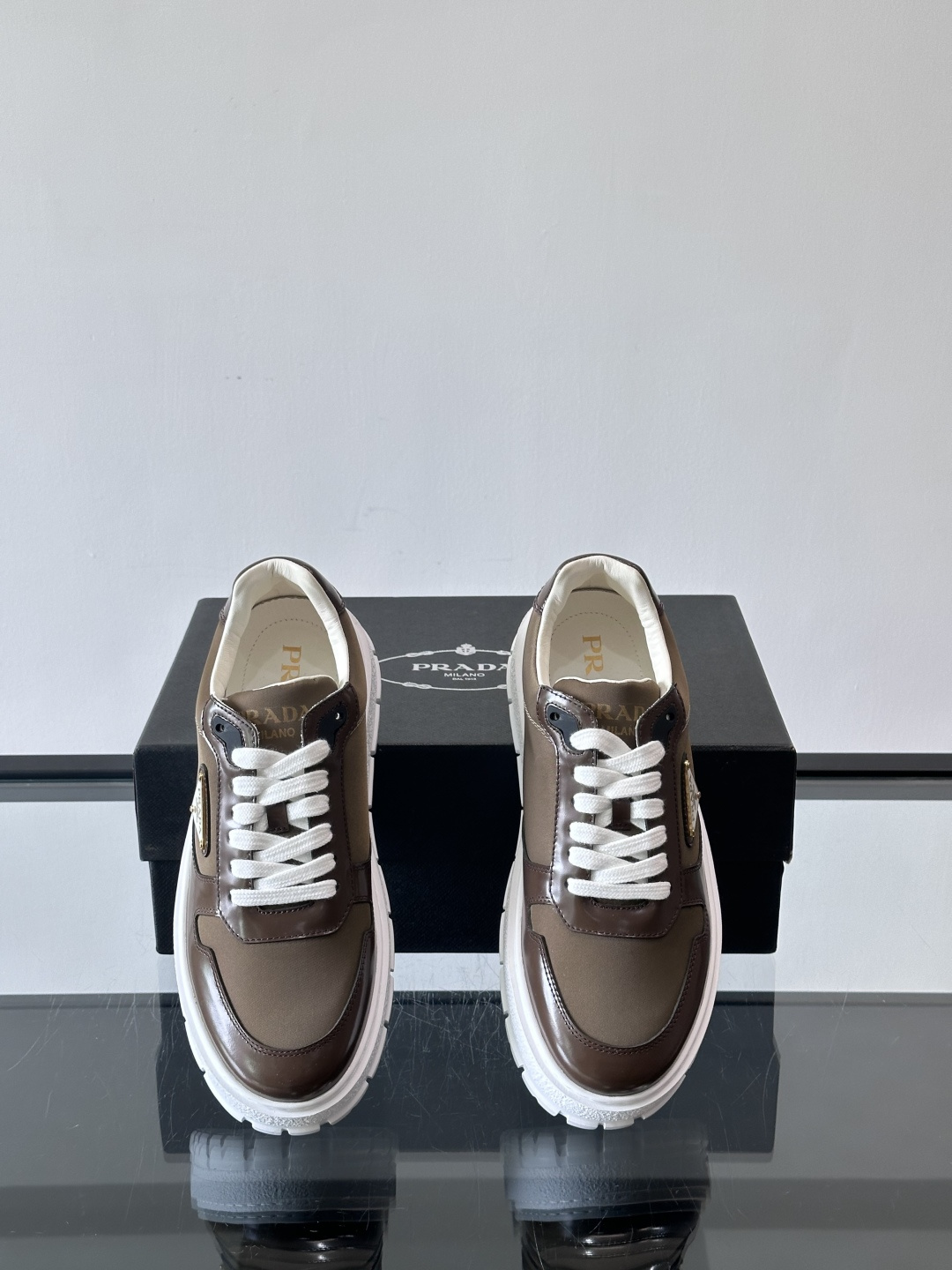 Prad*普拉达新品男士高端运动鞋，这款运动鞋休闲百搭，选用头层牛皮拼布面打造，轻质发泡大底，脚感非常舒