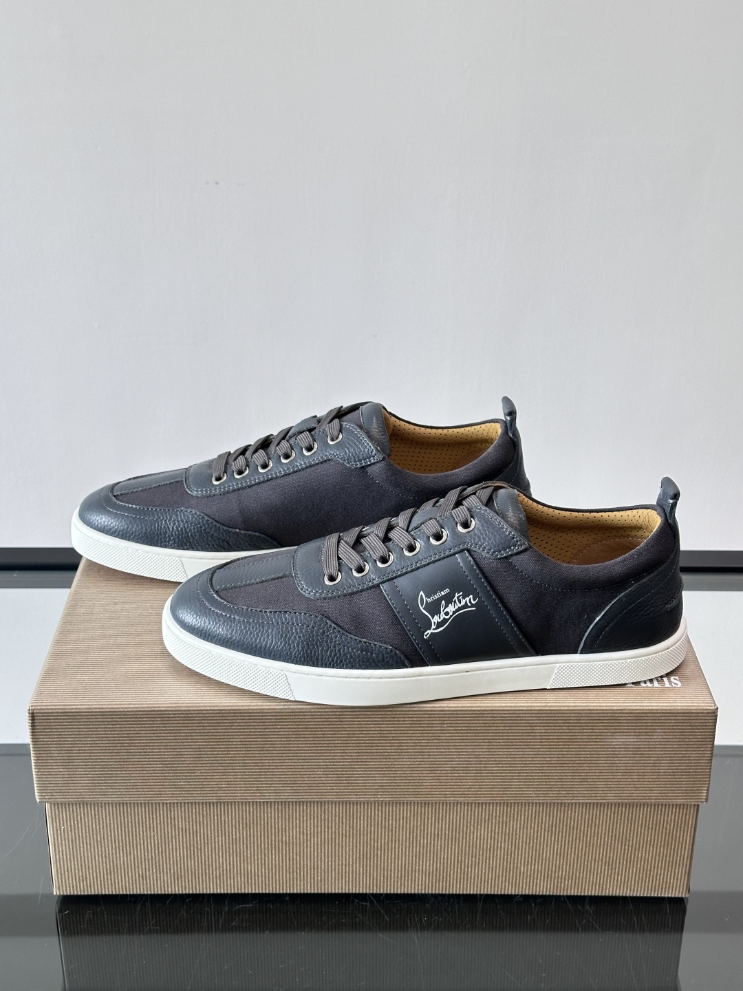 ◾▫C~L 男士低帮经典红底休闲鞋，高端品质，选用进口原版牛皮拼接原版帆布打造，品牌调性鲜艳撞色设计，脚