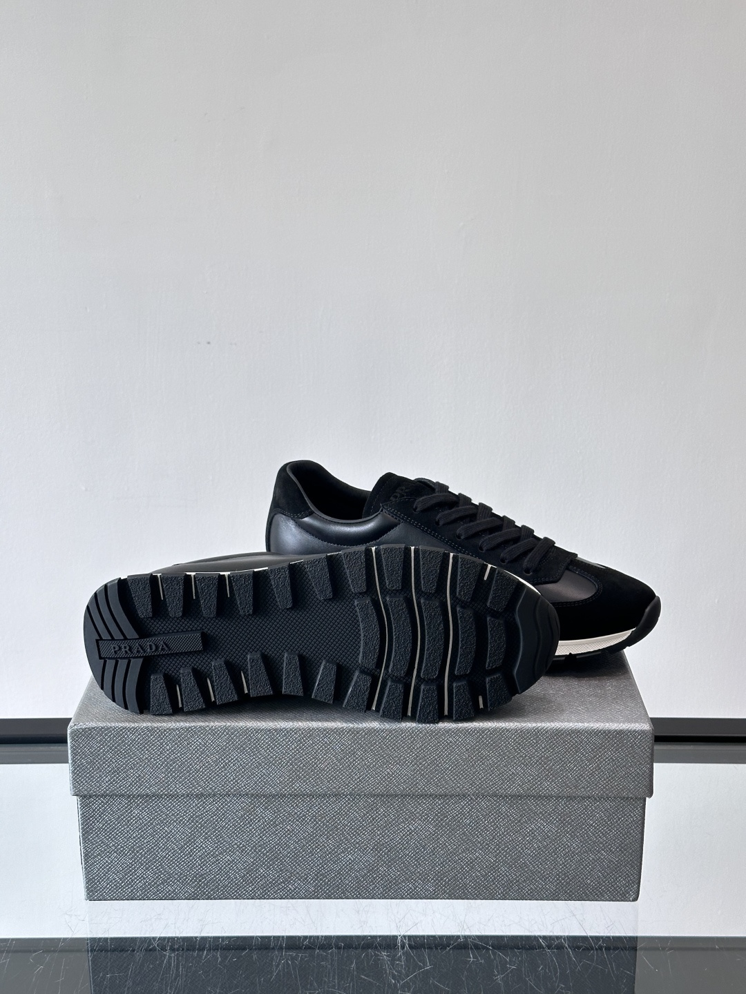 Prada 普拉达 25ss新款 阿甘鞋 德训 鞋‼️高级绒面打造，灵感来自复古，全新演绎经典，轻便、舒