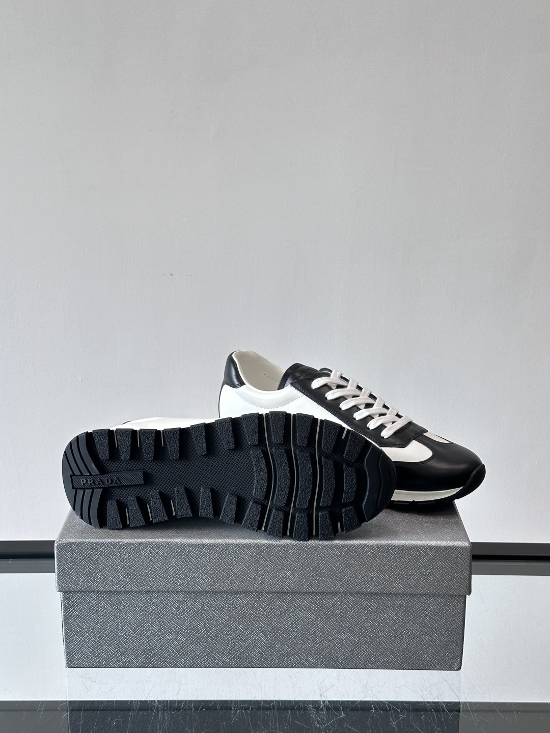 Prada 普拉达 25ss新款 阿甘鞋 德训 鞋‼️高级绒面打造，灵感来自复古，全新演绎经典，轻便、舒