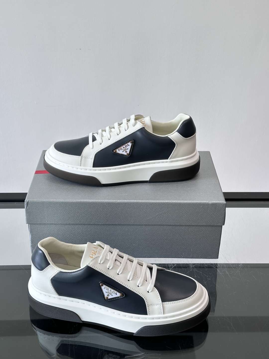 Prad*男士新款柔软皮革休闲运动鞋，这款运动鞋采用牛皮打造，皮质柔软细腻，纹理自然，提升透气性能，外侧