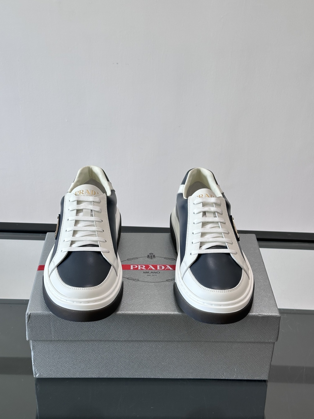 Prad*男士新款柔软皮革休闲运动鞋，这款运动鞋采用牛皮打造，皮质柔软细腻，纹理自然，提升透气性能，外侧