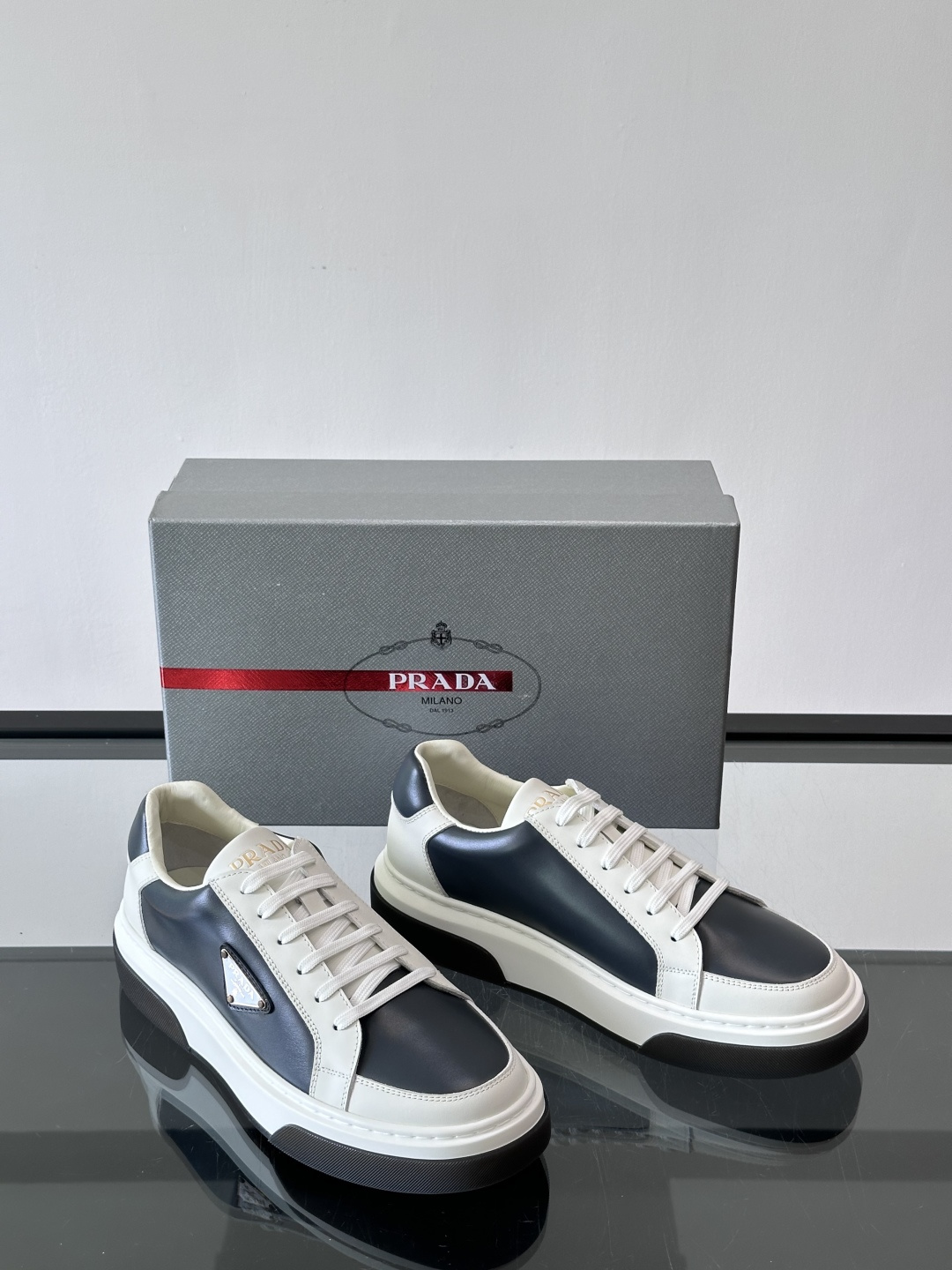 Prad*男士新款柔软皮革休闲运动鞋，这款运动鞋采用牛皮打造，皮质柔软细腻，纹理自然，提升透气性能，外侧