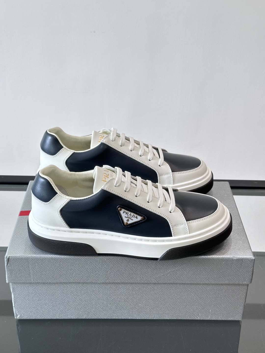 Prad*男士新款柔软皮革休闲运动鞋，这款运动鞋采用牛皮打造，皮质柔软细腻，纹理自然，提升透气性能，外侧