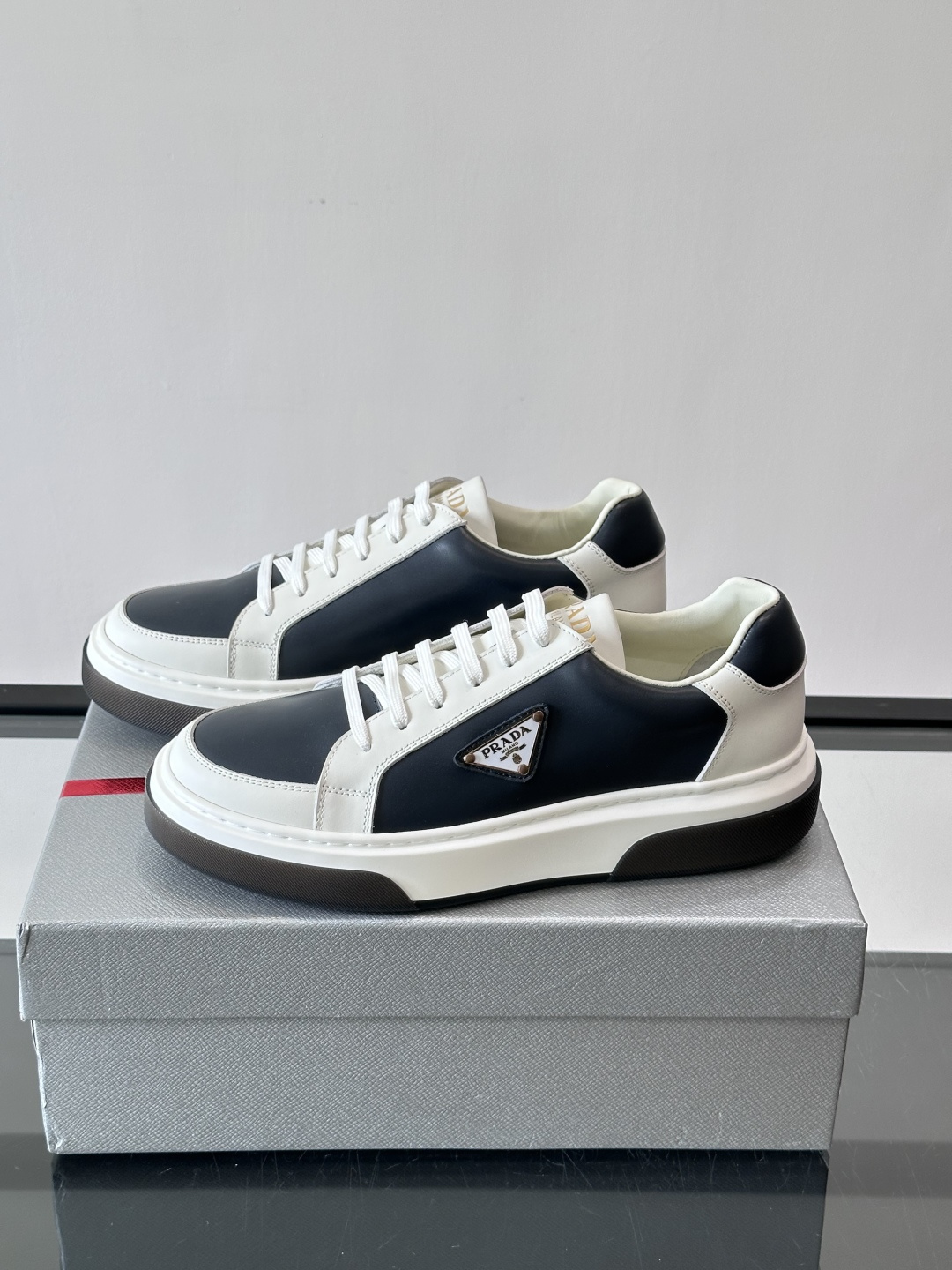 Prad*男士新款柔软皮革休闲运动鞋，这款运动鞋采用牛皮打造，皮质柔软细腻，纹理自然，提升透气性能，外侧
