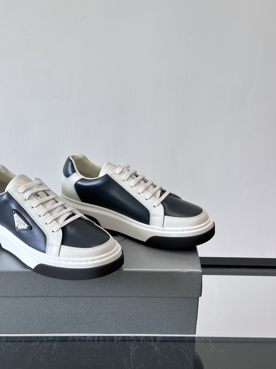 Prad*男士新款柔软皮革休闲运动鞋，这款运动鞋采用牛皮打造，皮质柔软细腻，纹理自然，提升透气性能，外侧