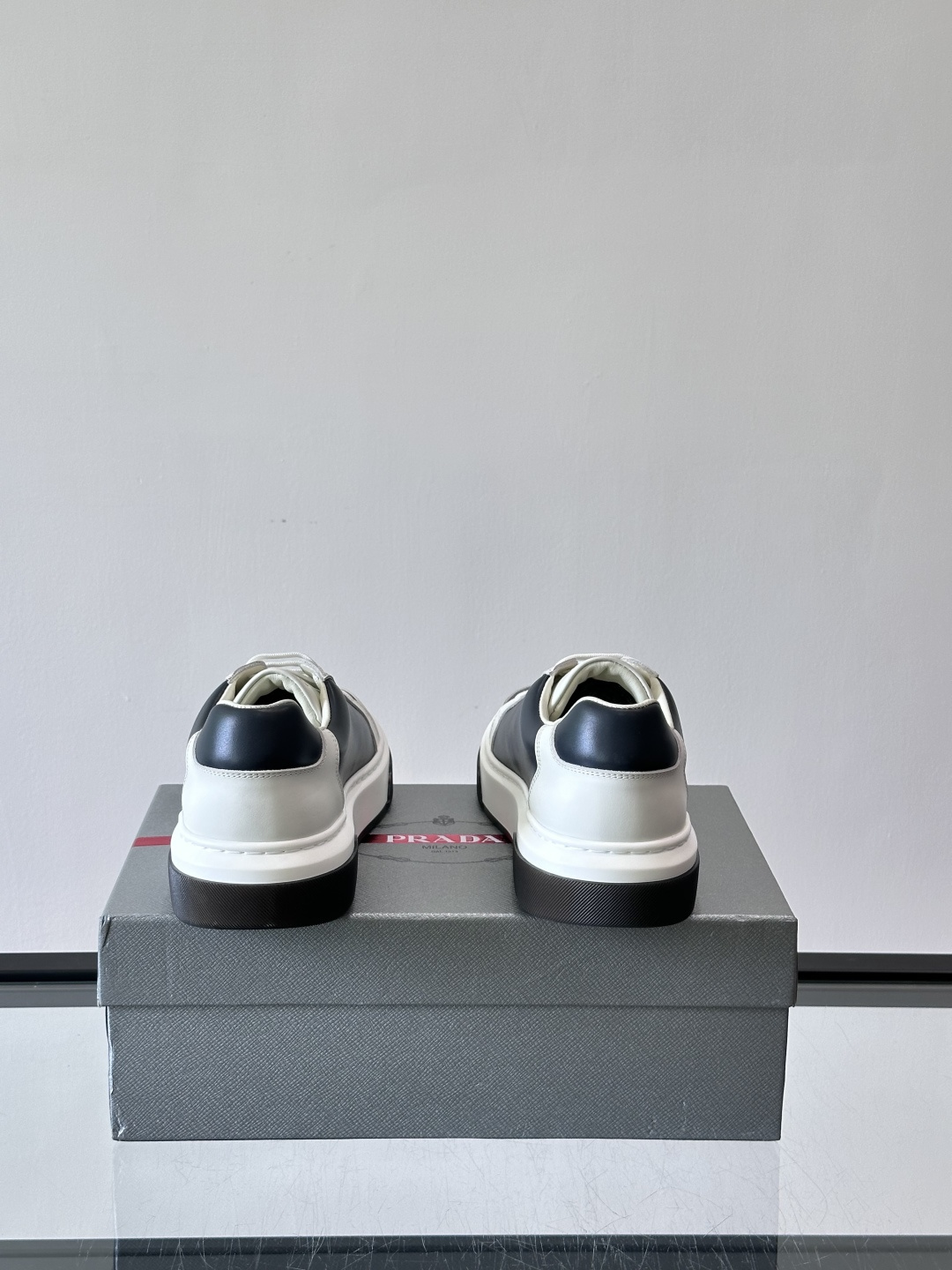 Prad*男士新款柔软皮革休闲运动鞋，这款运动鞋采用牛皮打造，皮质柔软细腻，纹理自然，提升透气性能，外侧