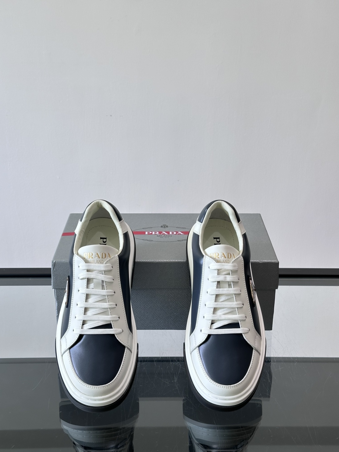 Prad*男士新款柔软皮革休闲运动鞋，这款运动鞋采用牛皮打造，皮质柔软细腻，纹理自然，提升透气性能，外侧