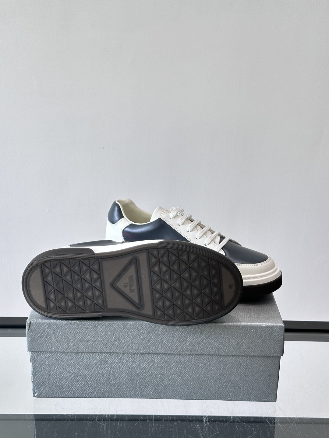 Prad*男士新款柔软皮革休闲运动鞋，这款运动鞋采用牛皮打造，皮质柔软细腻，纹理自然，提升透气性能，外侧