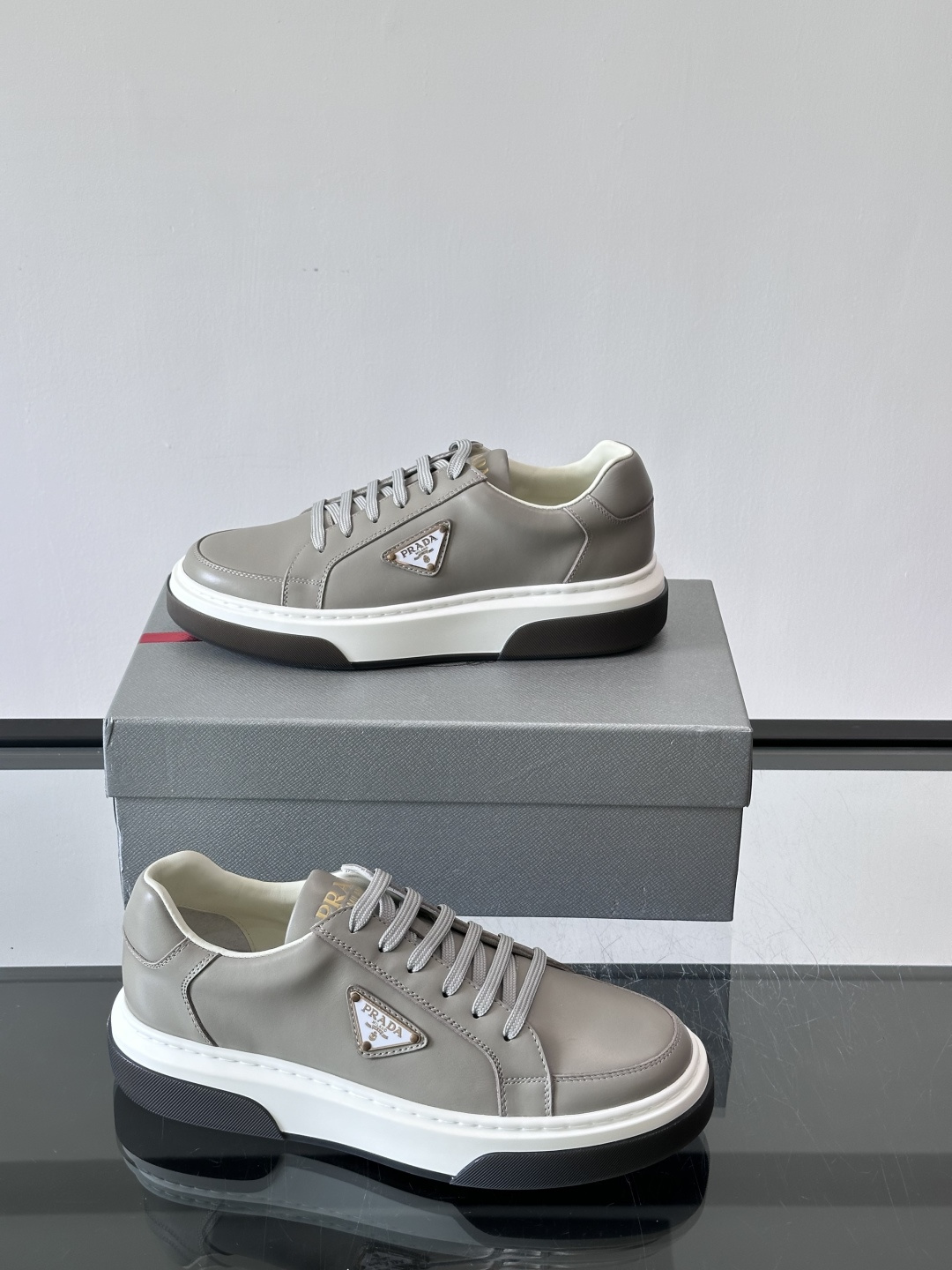 Prad*男士新款柔软皮革休闲运动鞋，这款运动鞋采用牛皮打造，皮质柔软细腻，纹理自然，提升透气性能，外侧