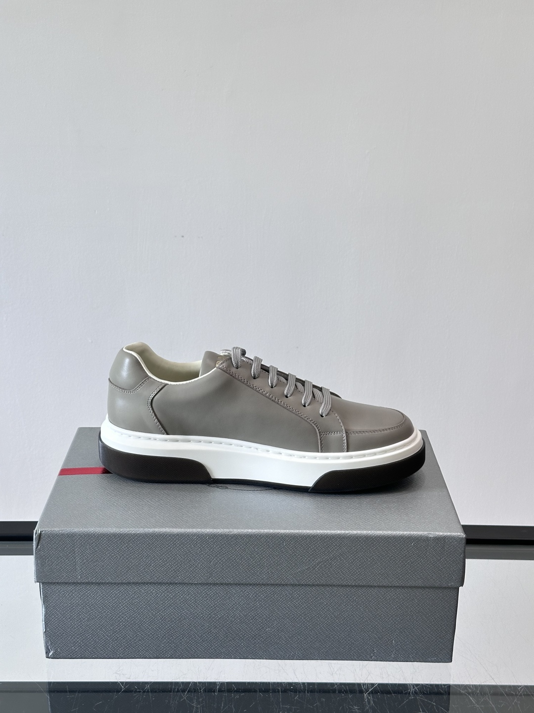 Prad*男士新款柔软皮革休闲运动鞋，这款运动鞋采用牛皮打造，皮质柔软细腻，纹理自然，提升透气性能，外侧