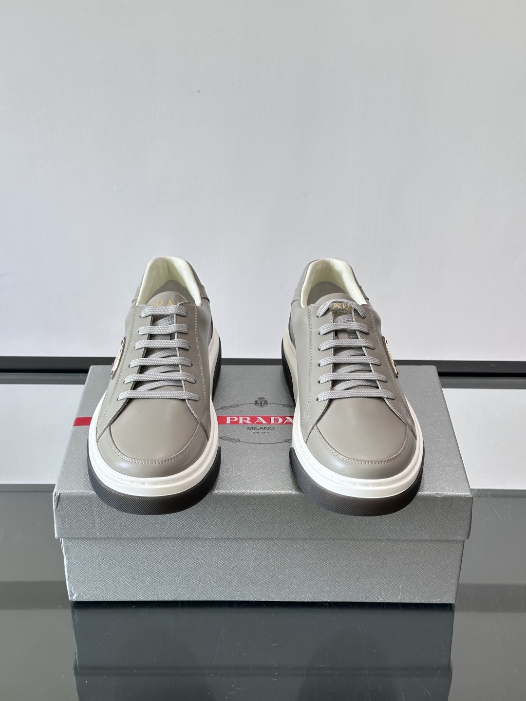 Prad*男士新款柔软皮革休闲运动鞋，这款运动鞋采用牛皮打造，皮质柔软细腻，纹理自然，提升透气性能，外侧