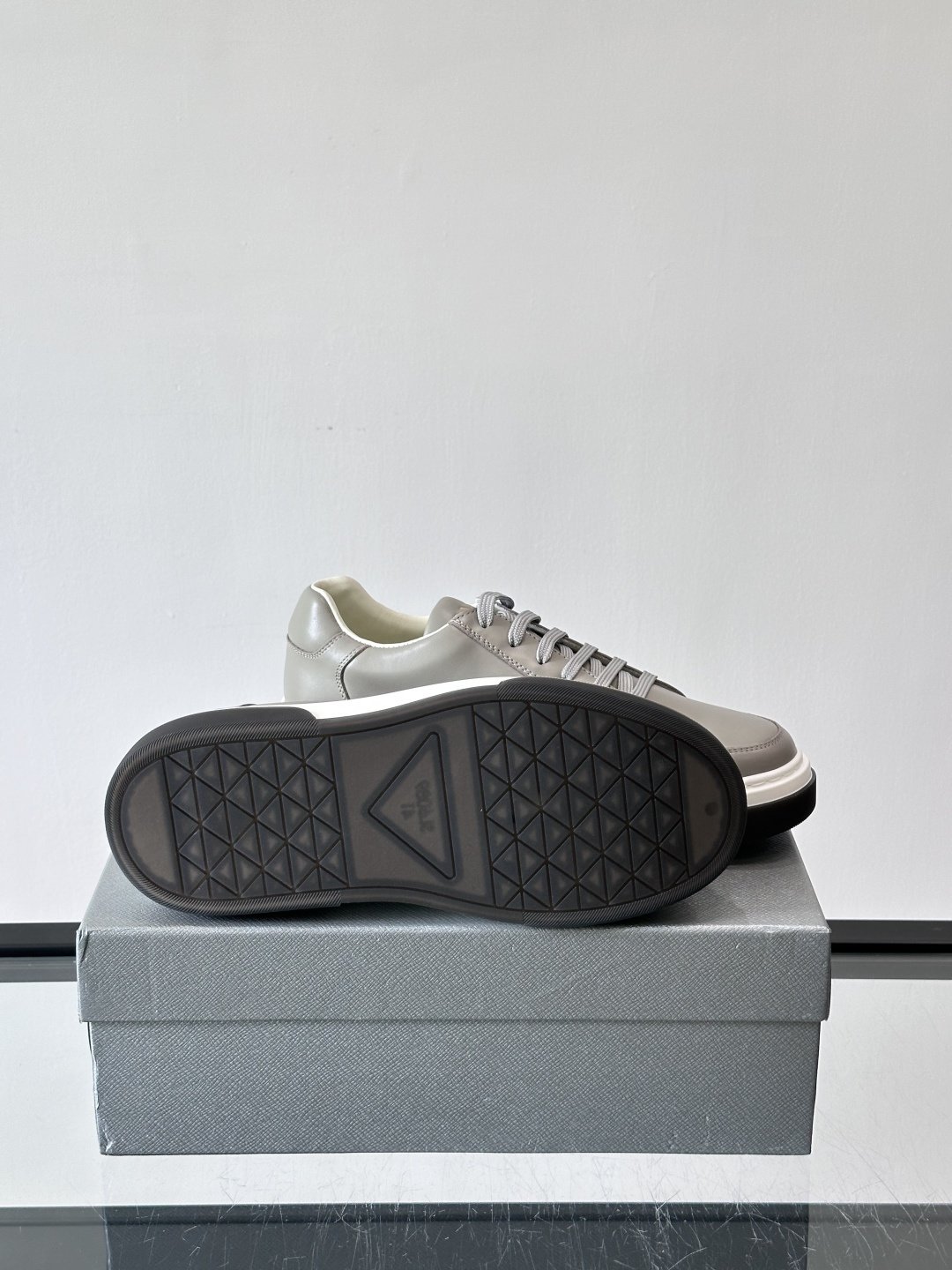 Prad*男士新款柔软皮革休闲运动鞋，这款运动鞋采用牛皮打造，皮质柔软细腻，纹理自然，提升透气性能，外侧