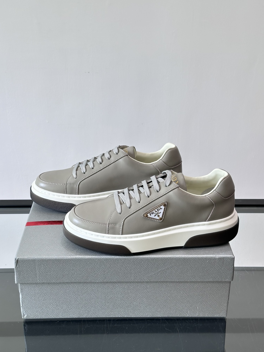 Prad*男士新款柔软皮革休闲运动鞋，这款运动鞋采用牛皮打造，皮质柔软细腻，纹理自然，提升透气性能，外侧