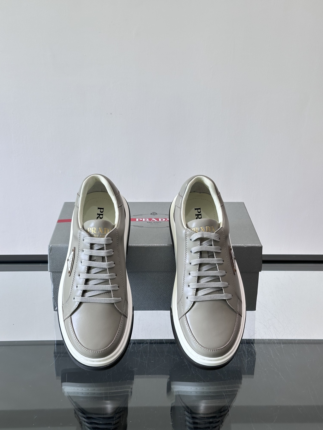 Prad*男士新款柔软皮革休闲运动鞋，这款运动鞋采用牛皮打造，皮质柔软细腻，纹理自然，提升透气性能，外侧