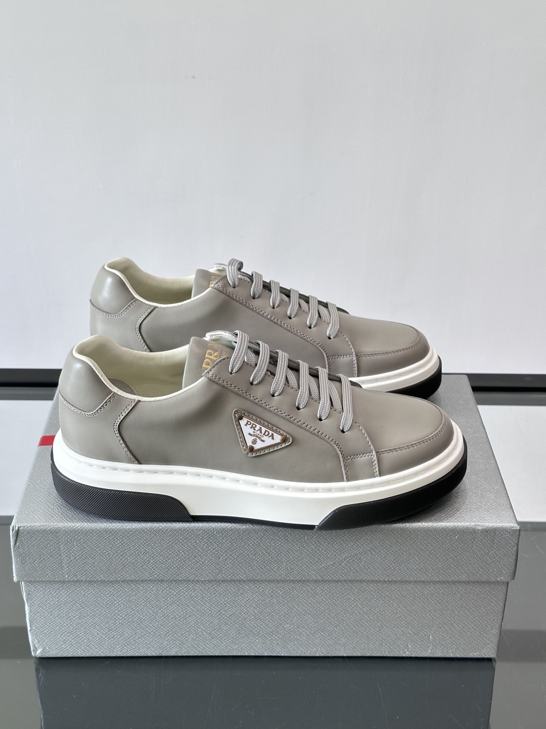 Prad*男士新款柔软皮革休闲运动鞋，这款运动鞋采用牛皮打造，皮质柔软细腻，纹理自然，提升透气性能，外侧