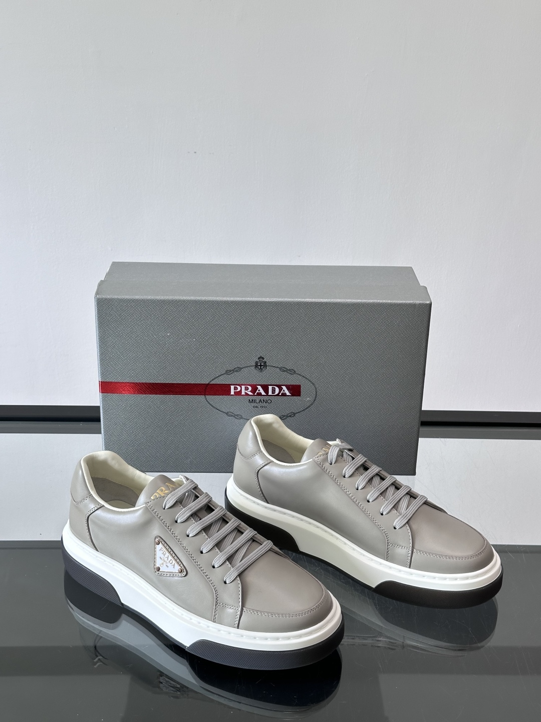 Prad*男士新款柔软皮革休闲运动鞋，这款运动鞋采用牛皮打造，皮质柔软细腻，纹理自然，提升透气性能，外侧