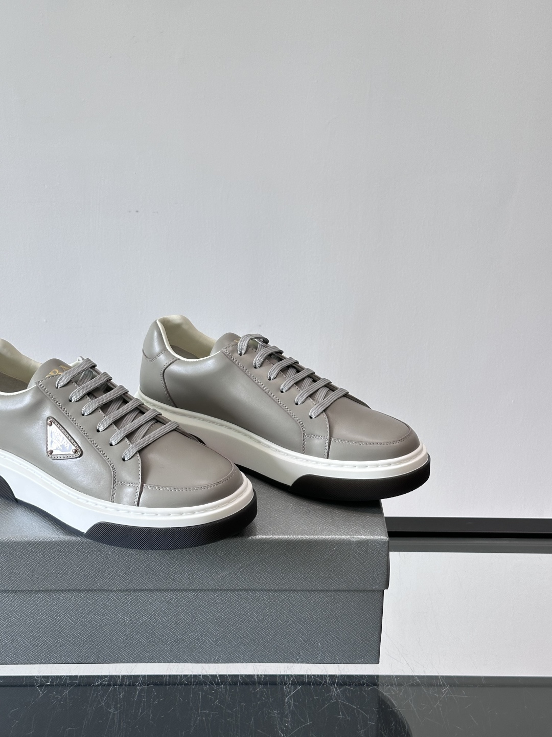 Prad*男士新款柔软皮革休闲运动鞋，这款运动鞋采用牛皮打造，皮质柔软细腻，纹理自然，提升透气性能，外侧